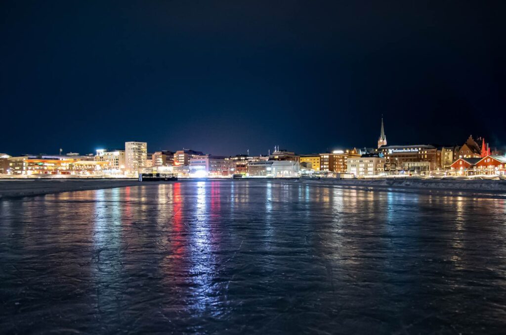 Isbanan i Luleå på kvällen