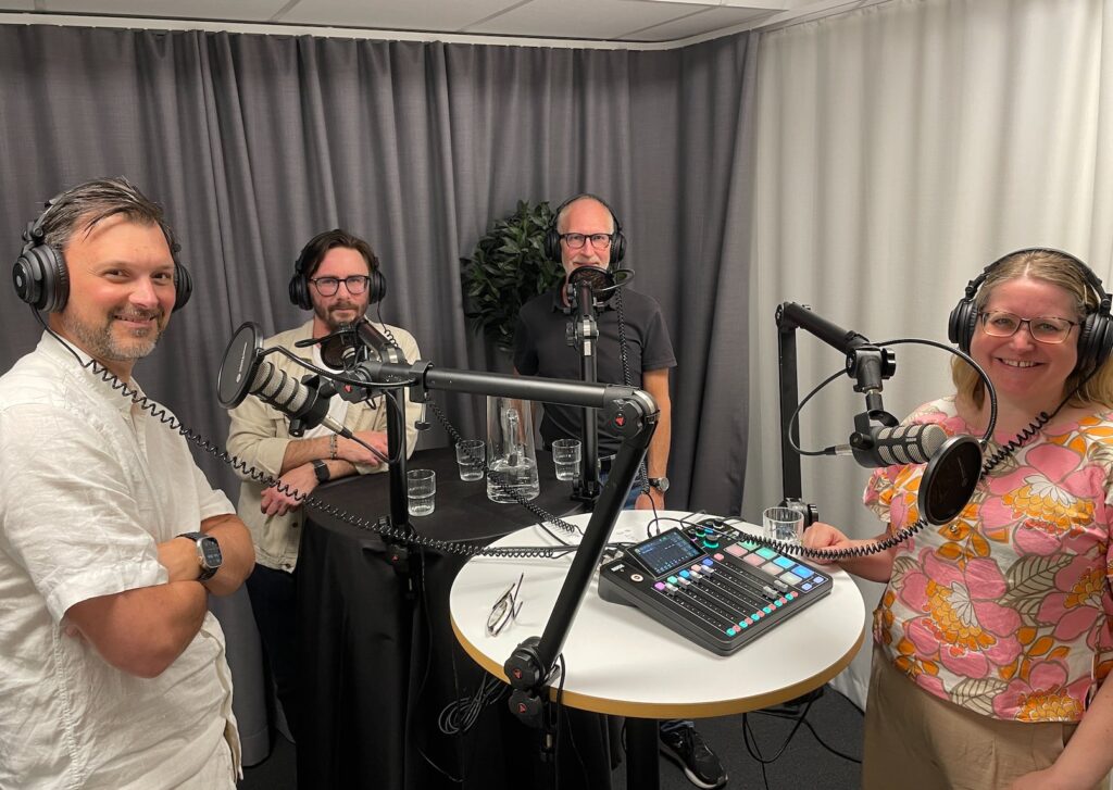 Fyra personer i inspelningsstudio för podcast.