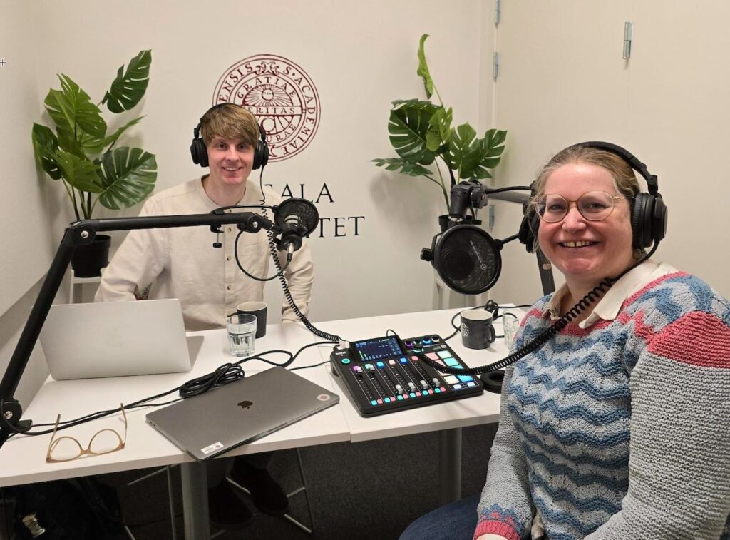 Bild i poddstudion med Kristin Blom och Stefan Candefjord.