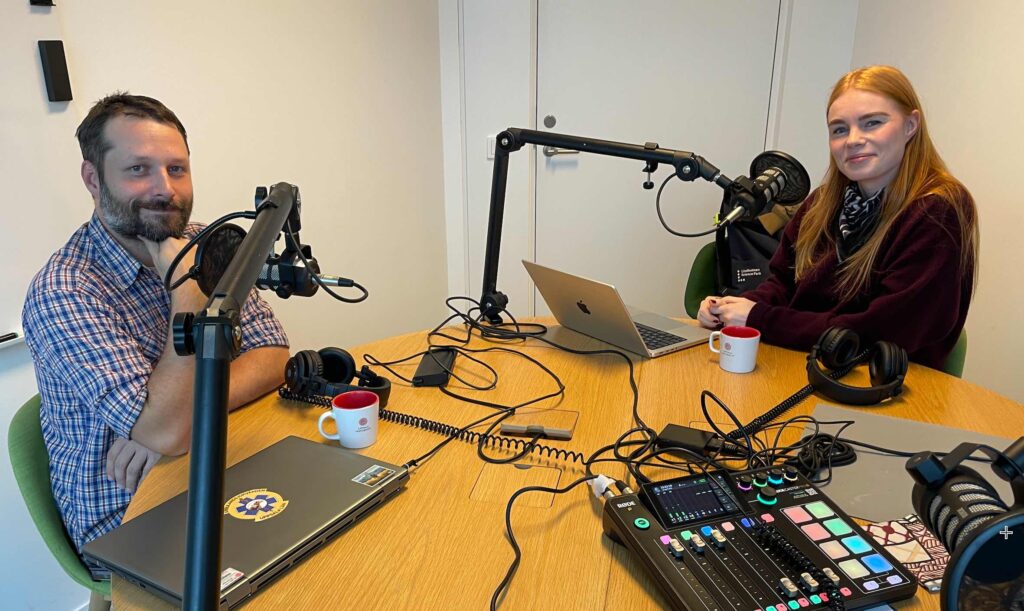 I poddstudion från vänster: Douglas Spangler och Elin Maxstad.