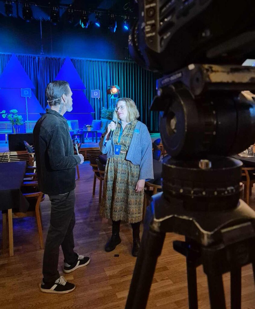 Kristin Blom intervjuar under eventet Digtiala Västerbotten.